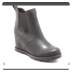 Women’s ankle booties